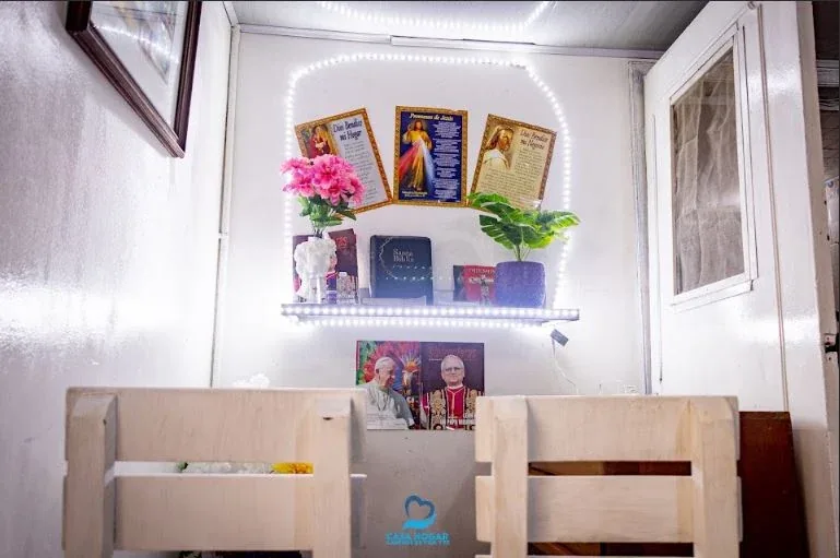 Espacio tranquilo de reflexión espiritual dentro de Casa Hogar Caminos de Vida y Fe